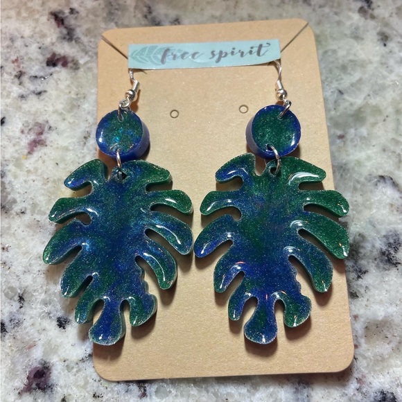 Handmade resin jewelry. Customizable. Any color. Lightweight. - Picture 4 of 16